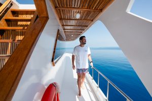 Banco de peces tropical en liveaboard